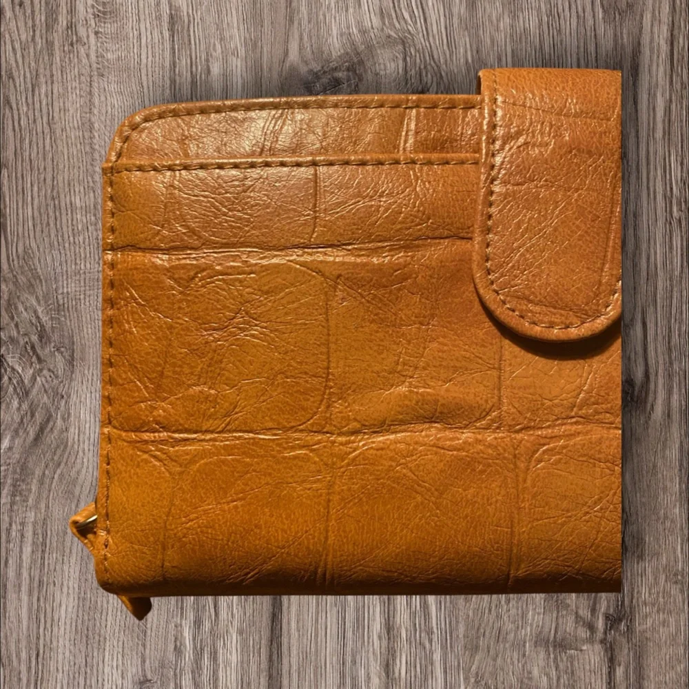 NWOT Mundi Brown Crocodile-Embossed Wallet
